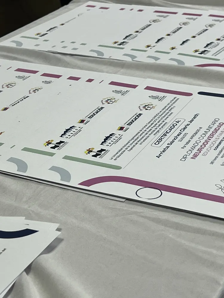 Certificados del diplomado con los logos de la Fundación y de sus aliados