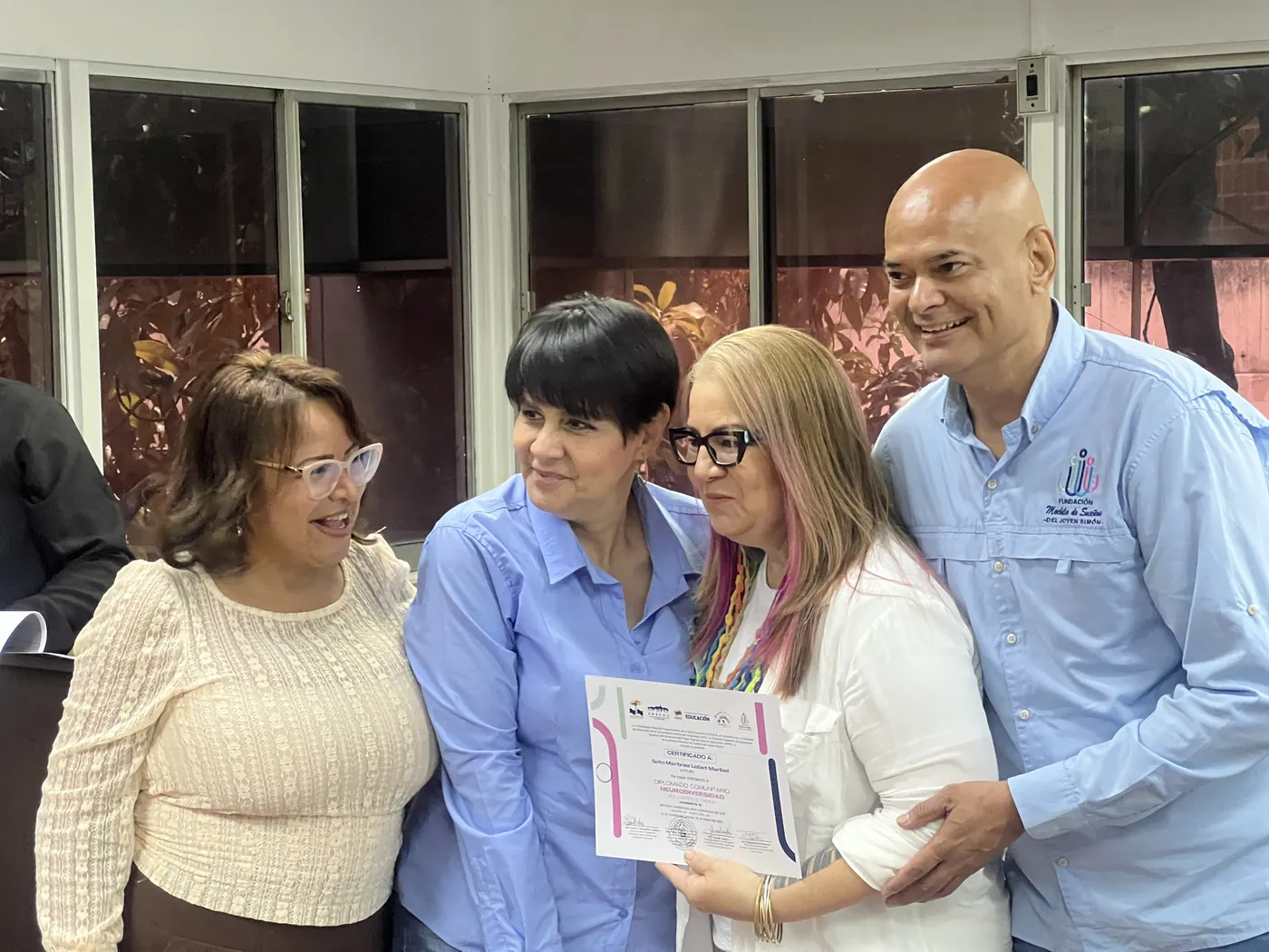 Grupo de egresadas y del equipo de la Fundación con un certificado del diplomado