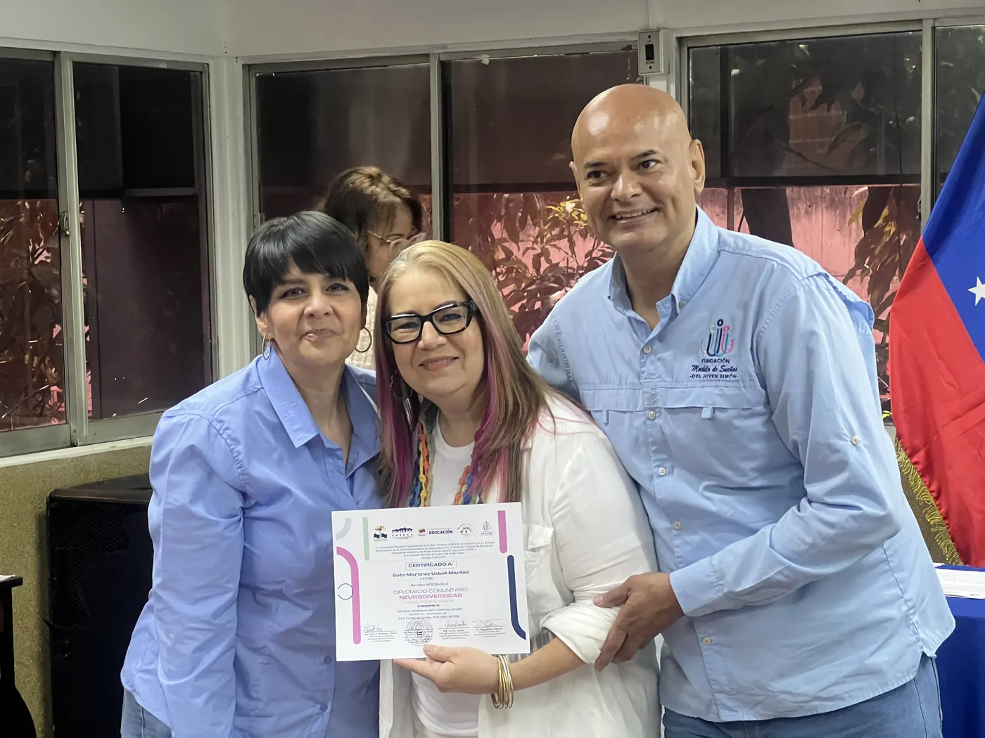 Entrega de un certificado del diplomado junto al equipo de la Fundación