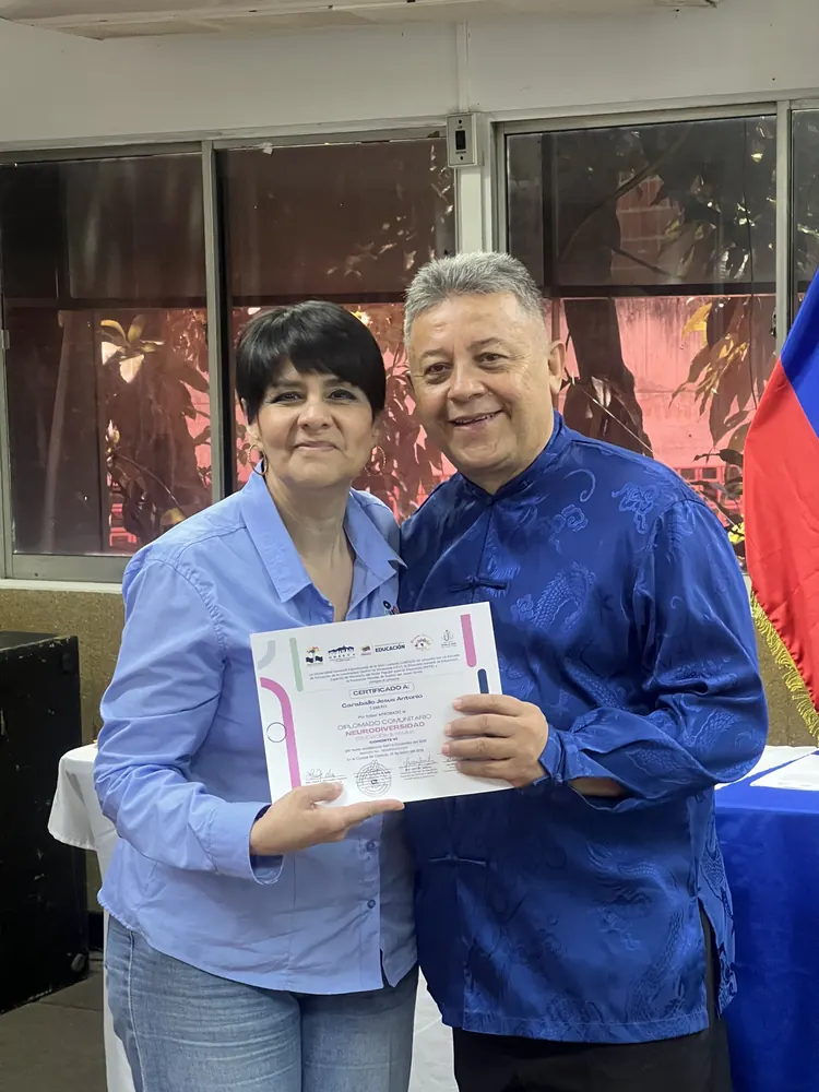 Entrega de un certificado del diplomado
