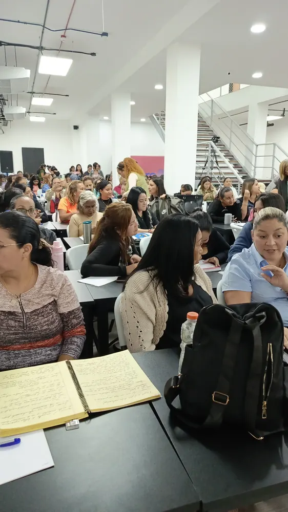 Participantes toman apuntes durante una sesión de la Fundación